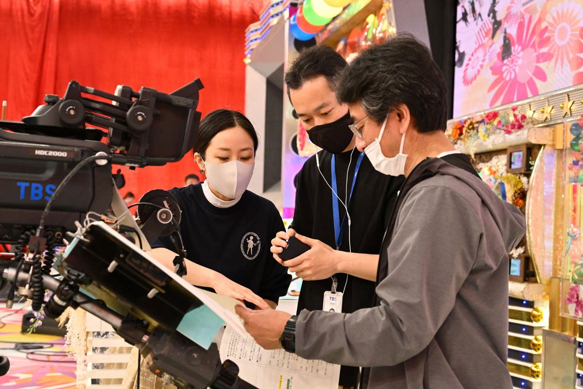 左から：内山真理子、宮﨑慶太、名物カメラマン TBSアクト 坂口司
