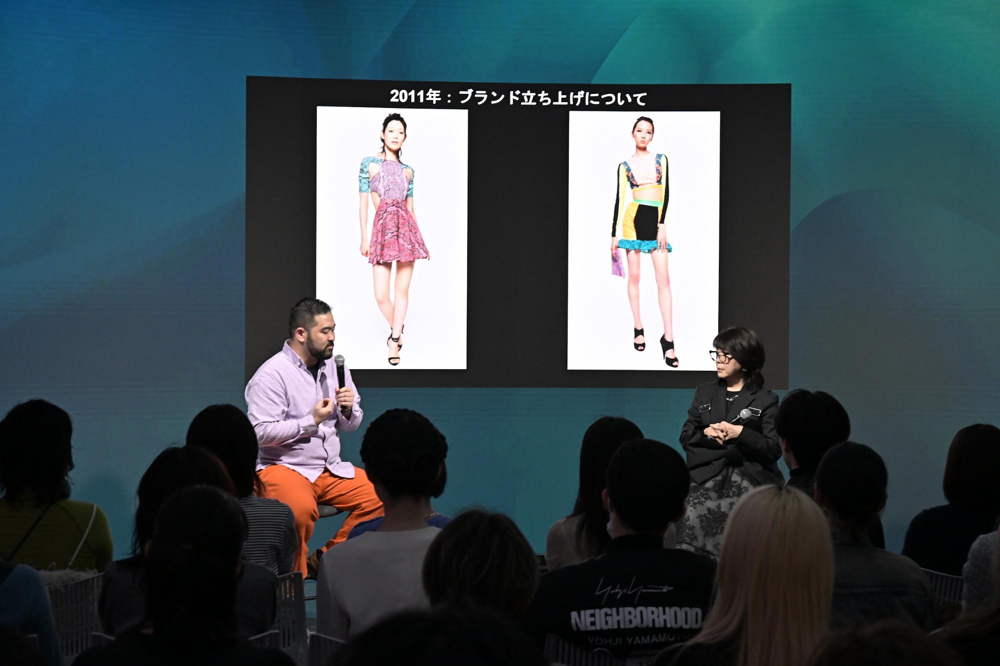 左から「TOMO KOIZUMI」デザイナーの小泉智貴氏、ファッションジャーナリストの渡辺三津子氏