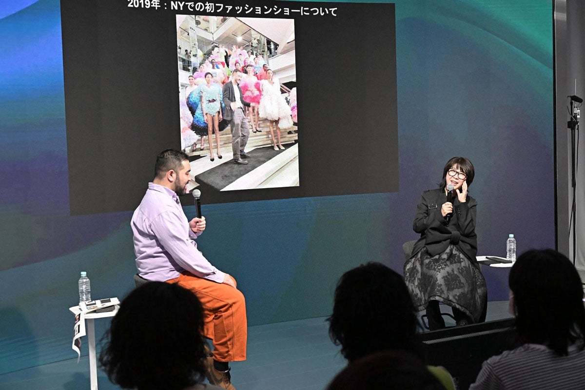 左から「TOMO KOIZUMI」デザイナーの小泉智貴氏、ファッションジャーナリストの渡辺三津子氏