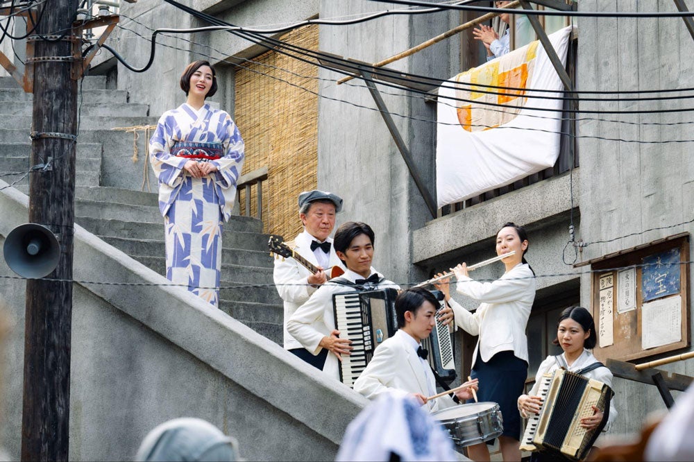 『端島音頭』を歌うリナ（池田エライザ）、地獄段にて　1話より