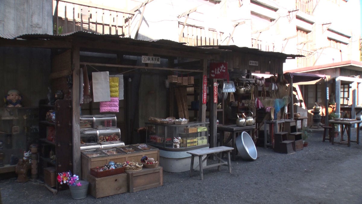 地獄段を降りた場所に並ぶ店