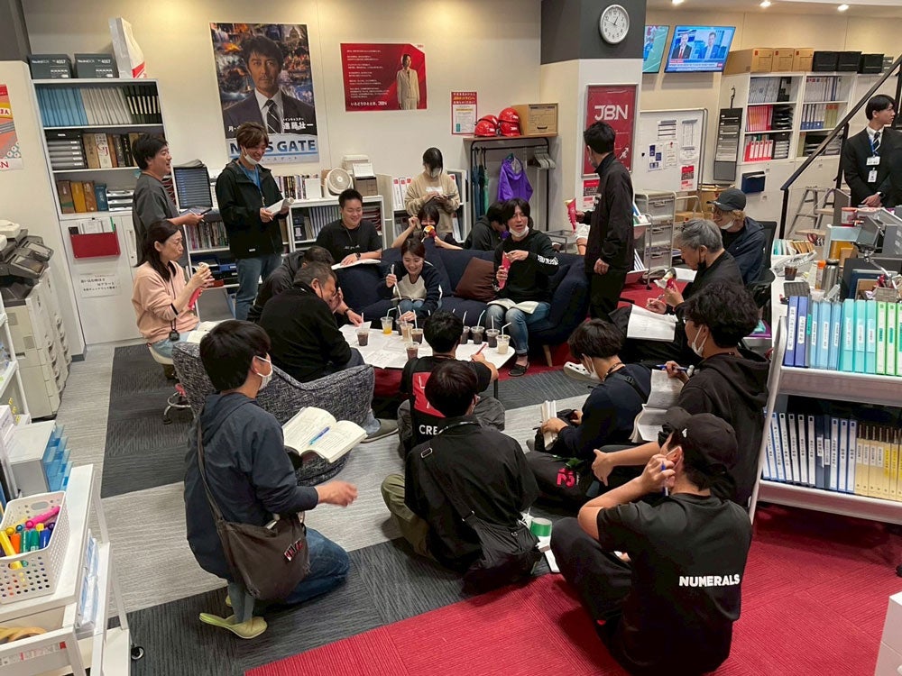 『キャスター』撮影現場にて スタッフ打ち合わせ