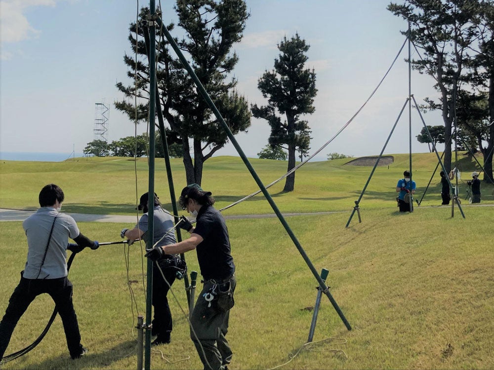 ケーブル敷設は、チームで作業