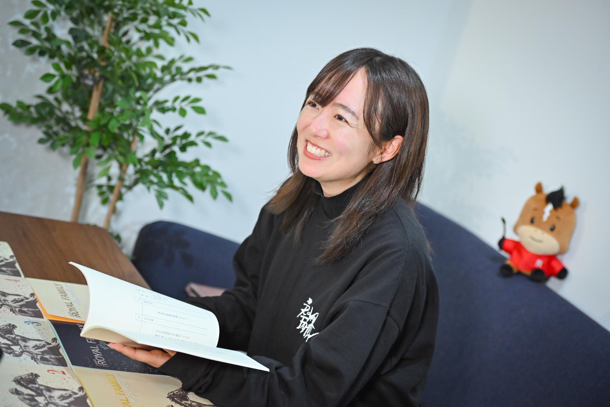 着用する黒い長袖シャツは、妻夫木聡さんがスタッフにプレゼントしてくれたもの