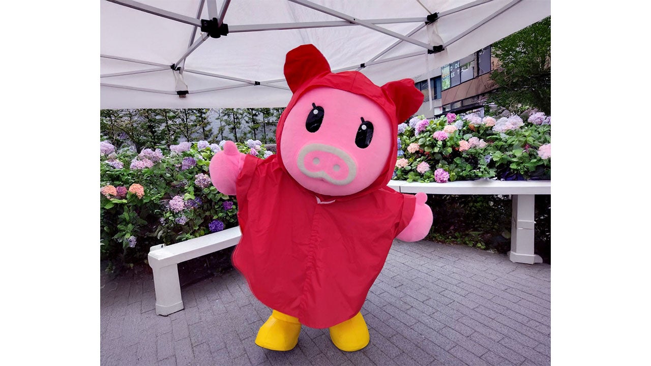 赤いレインコートで、ビビッドな装いに