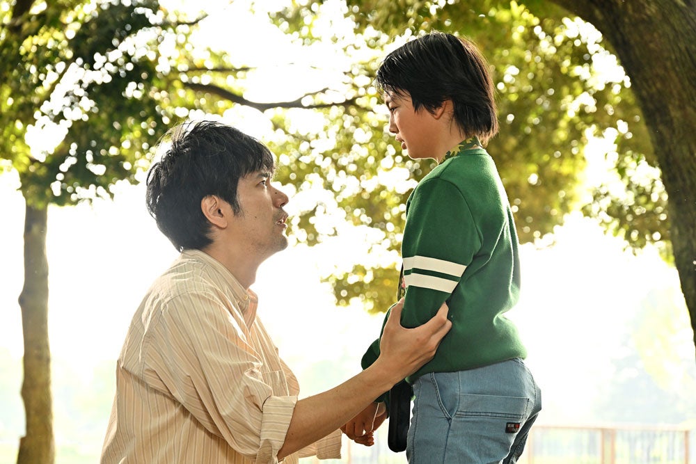 1話、松山さん演じる早瀬と息子・拓海(たくみ/演・矢崎滉)の別れのシーンの撮影も、鈴木さんは間近で見守られていたそう