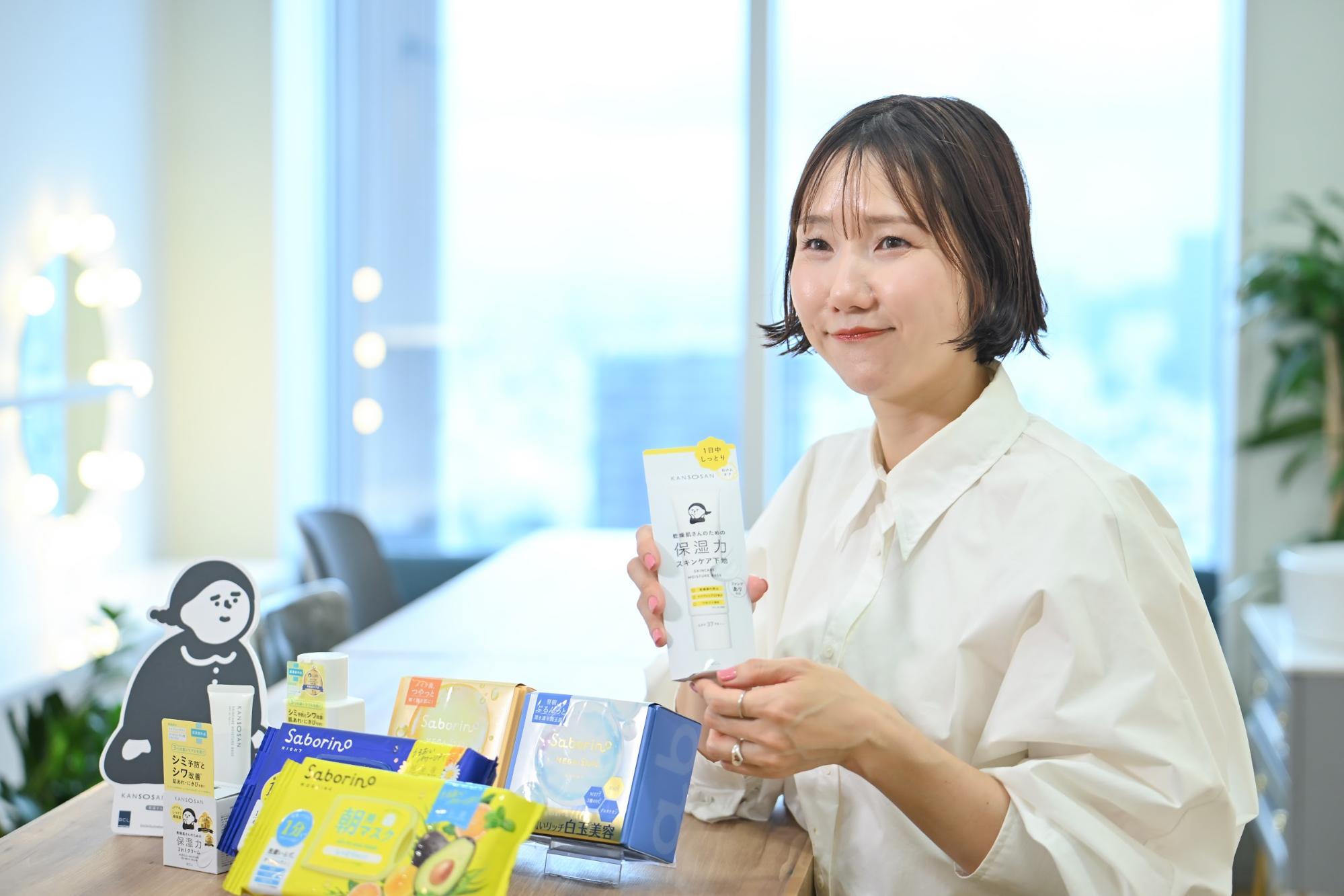 「乾燥さん」シリーズのスタートとなった「保湿力スキンケア下地」を手に