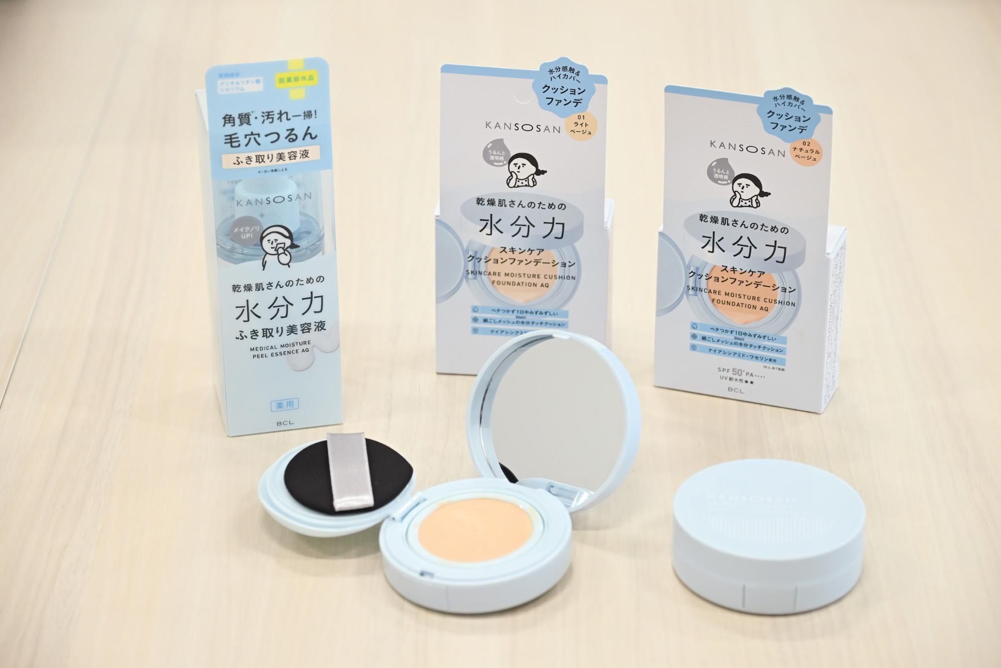 写真左から「乾燥さん」の「薬用水分力ふき取りエッセンス」、「水分力スキンケアクッションファンデーション」