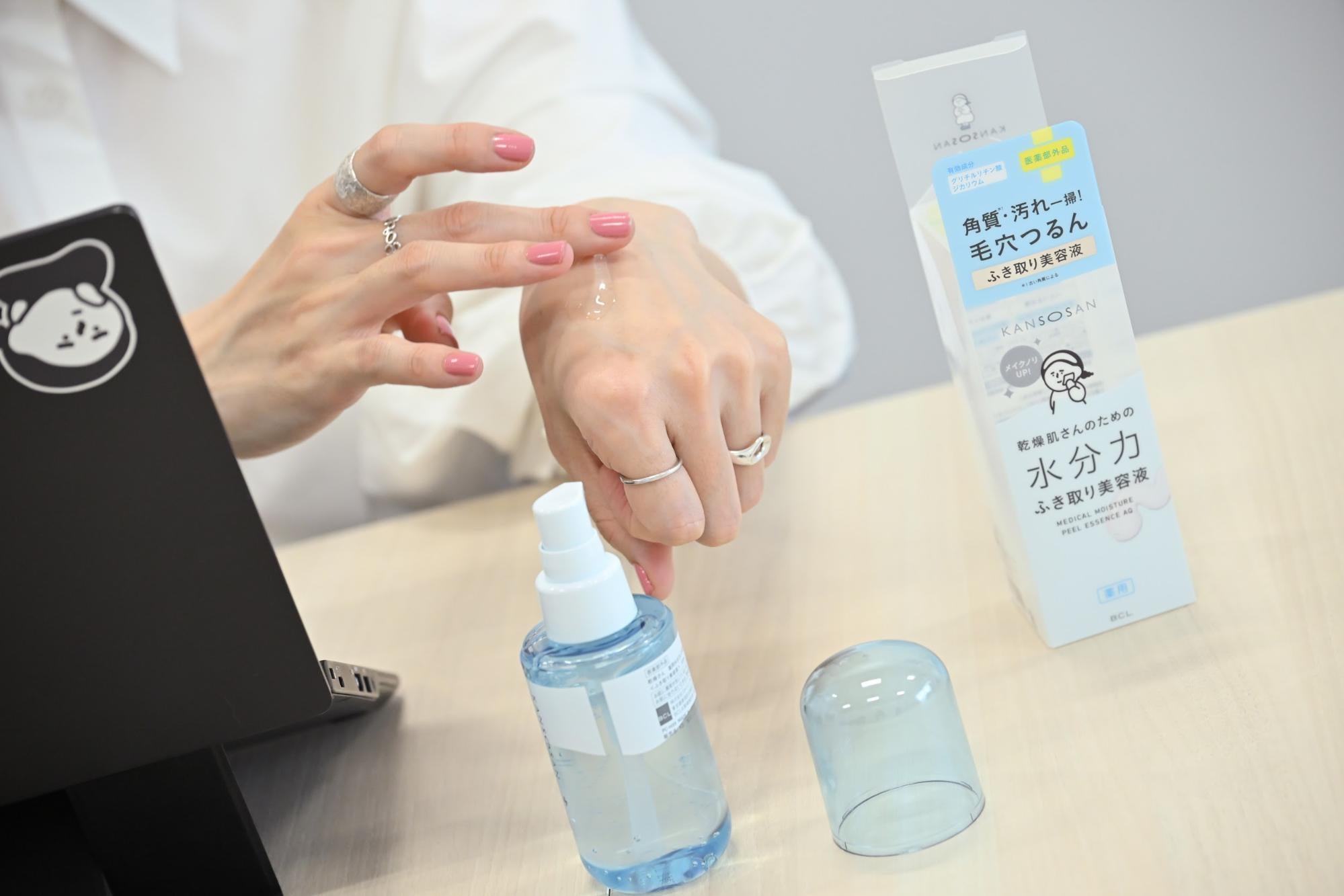 「薬用水分力ふき取りエッセンス」は、とろみのあるジェル状