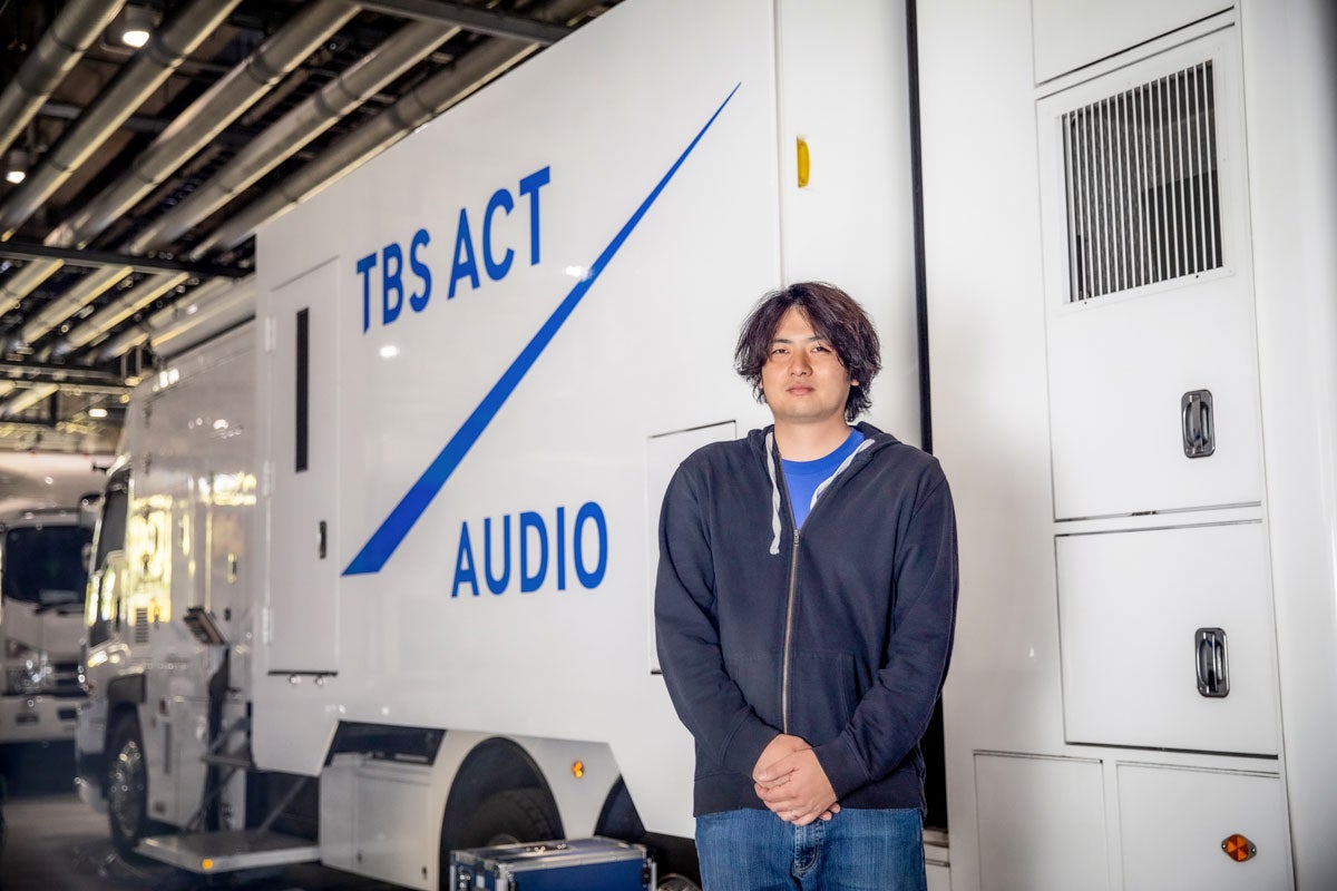 音声中継車（AUDIO車）は、スポーツや音楽など多彩な現場に対応。充実したモニター環境と設備により、高品質な音声制作・中継を実現します。 