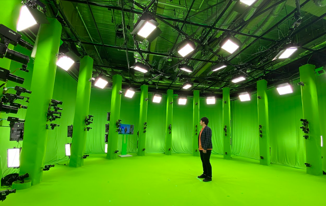 周囲を80台以上のカメラに囲まれたクロマキーの空間から、相方の待つスタジオに伝送中@品川・ソニーグループ本社（2022年3月撮影時）