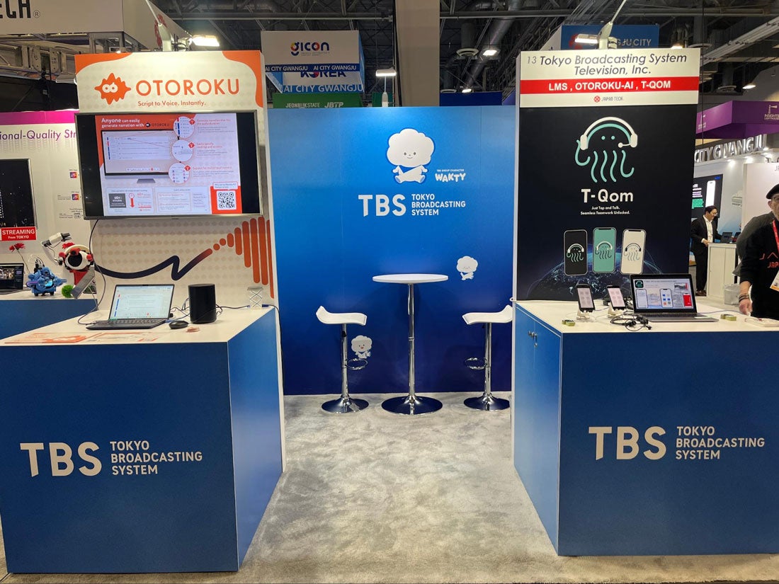 「音六AI」と「T-QOM」展示エリア、および商談スペース