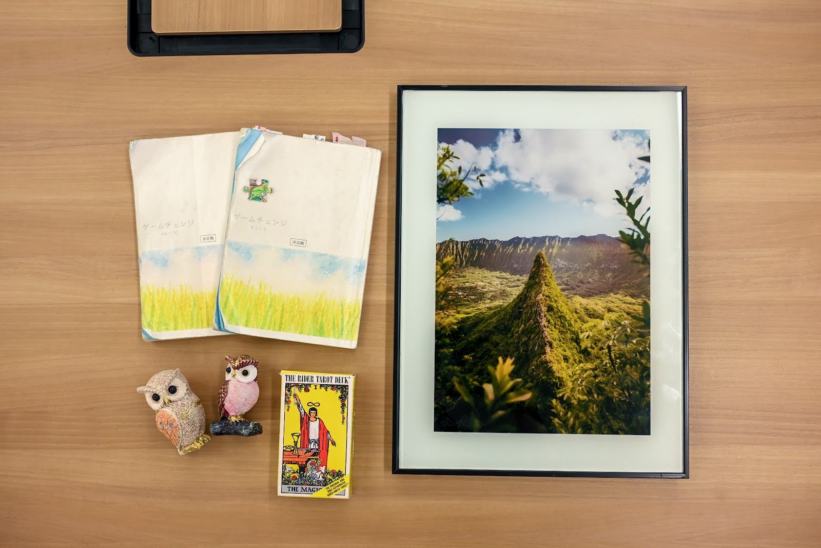 台本とドラマの小道具に使った置物・タロットカード・写真と額（いずれも青野さんの私物）