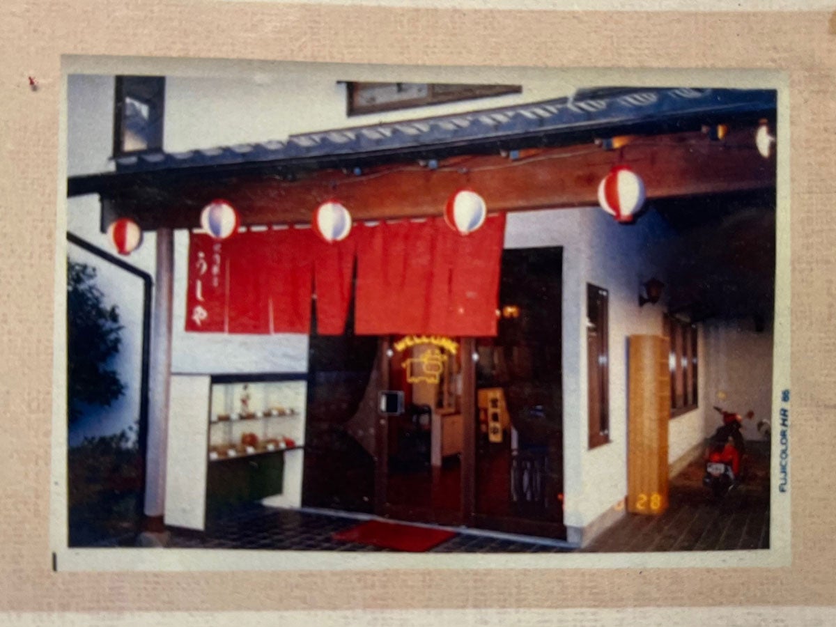 メニュー表の中に貼られている裾野市にあった「うしや」の写真