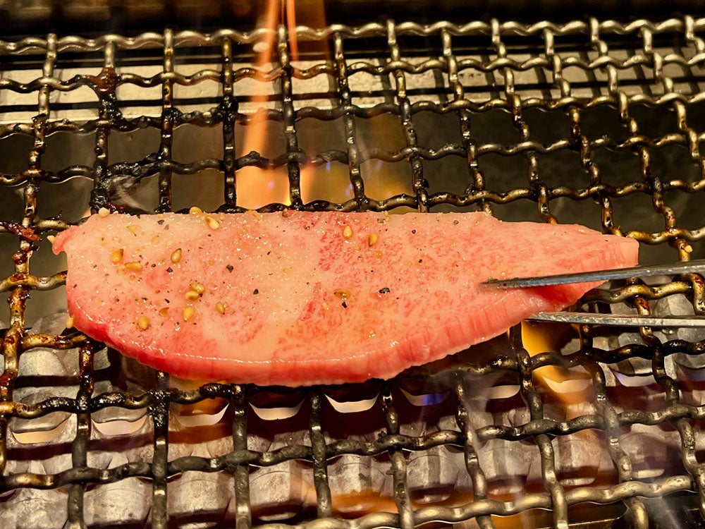 ロースターを囲んで、好みの焼き加減でわいわい楽しむスタイル