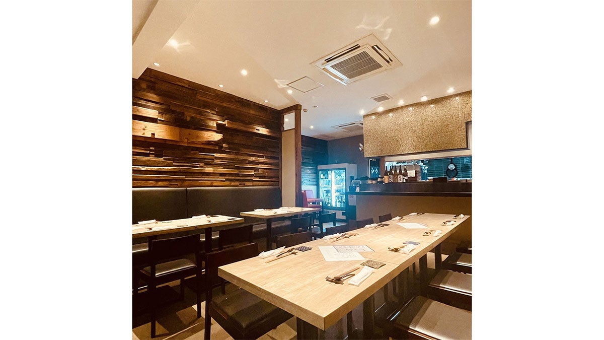 落ち着いた雰囲気で、席間もゆったり。カウンターは一人でも使いやすい