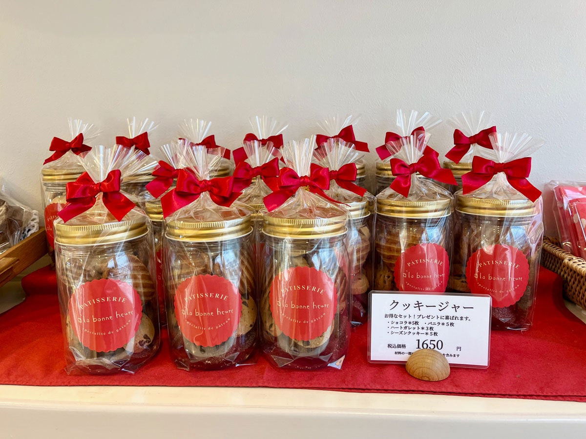 赤いリボンが映える、可愛らしい瓶入りの「クッキージャー」