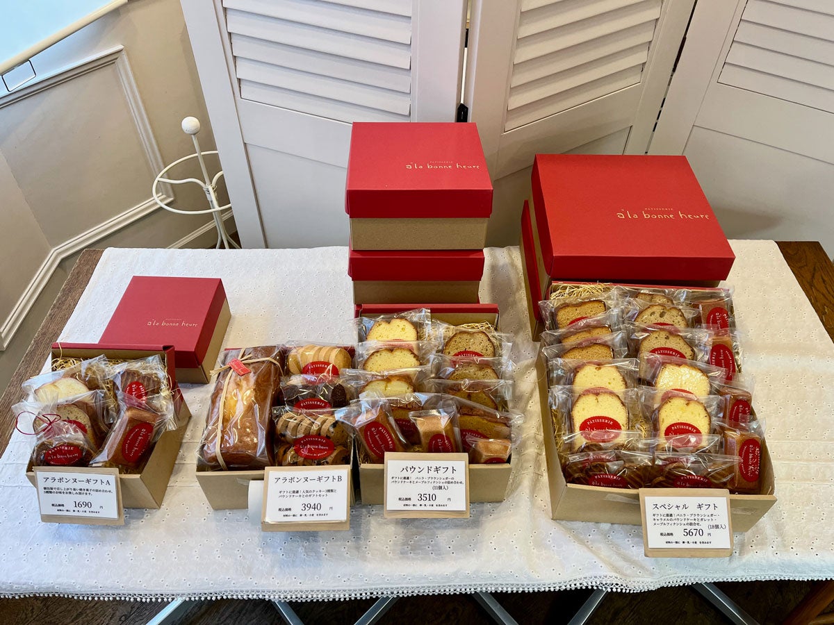 店頭に並ぶ焼き菓子の詰め合わせギフト