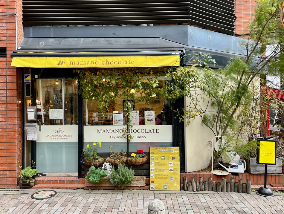 黄のひさしが目印の店舗外観