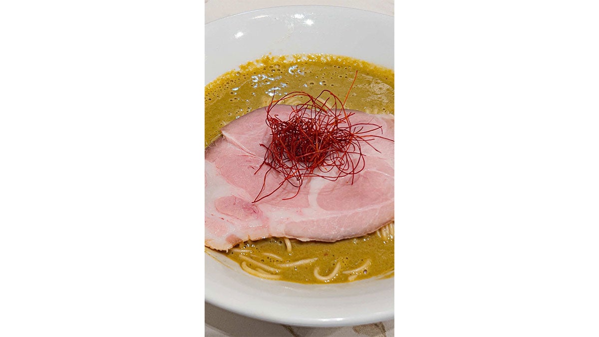 定番の「牡蠣蕎麦」。濃厚なうま味と、飲み進めたくなる後味が特徴