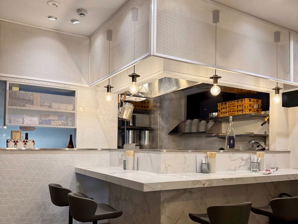 席間を広く取り、落ち着いて食べられる13席の店内