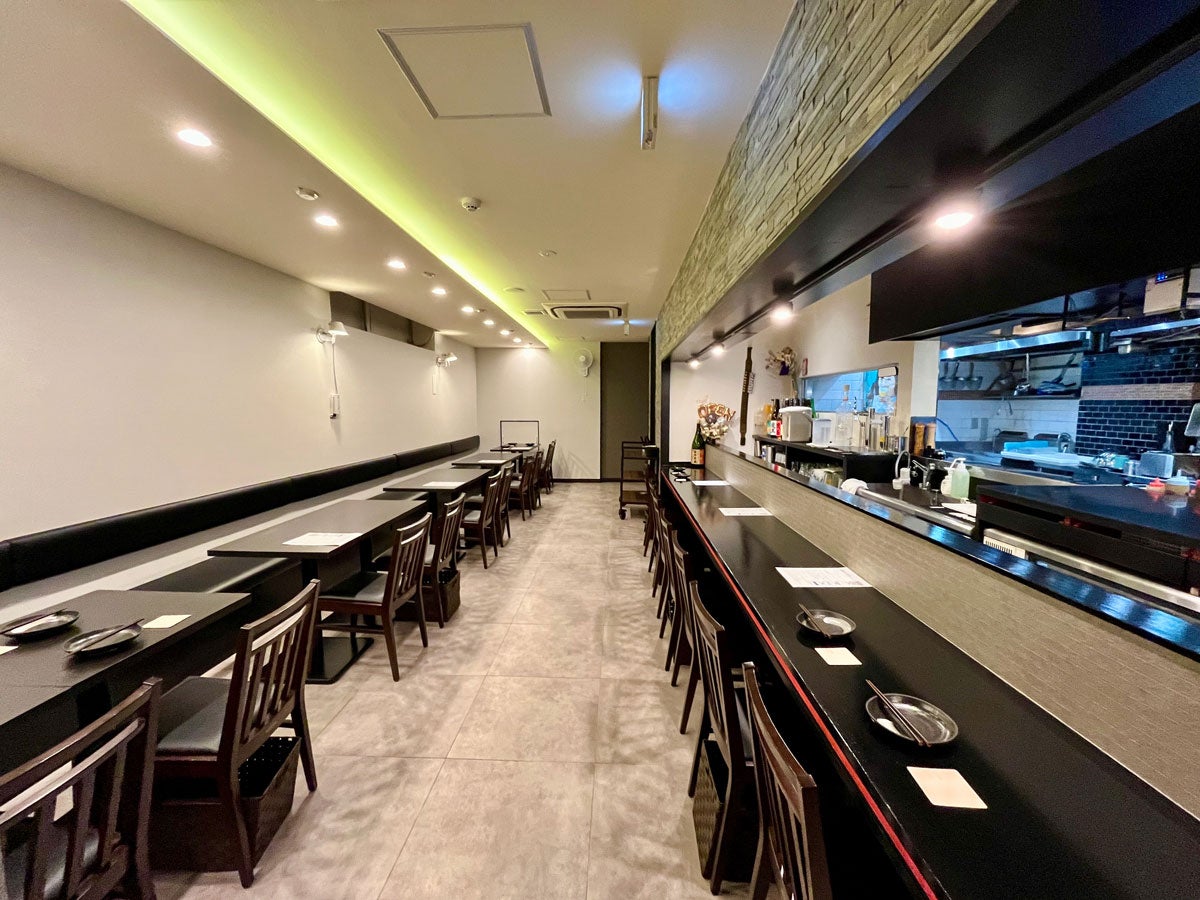 カウンター席、テーブル席に加え個室席を備える店内