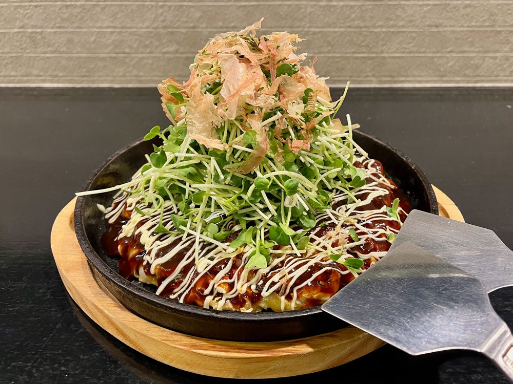 名物の「元祖かいわれ豚玉」。かいわれの食感がアクセントに