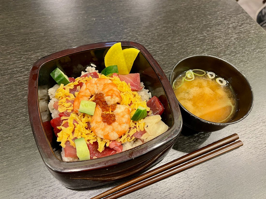 ランチで提供する「鮨兆 おまぜ」。赤坂の店同士のつながりから生まれたメニュー