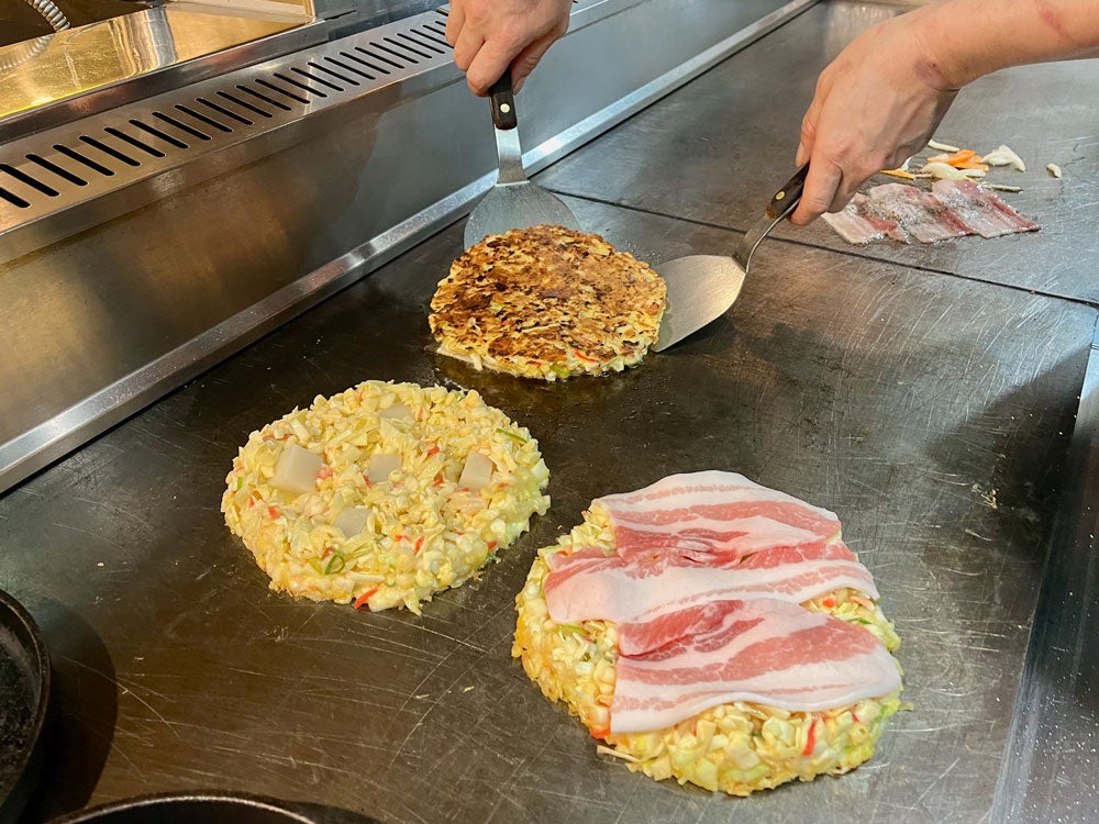 鉄板で焼き上げている様子