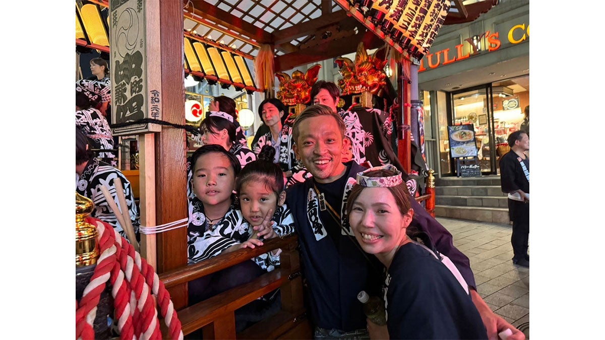 赤坂氷川祭に家族で参加する渡邉さん