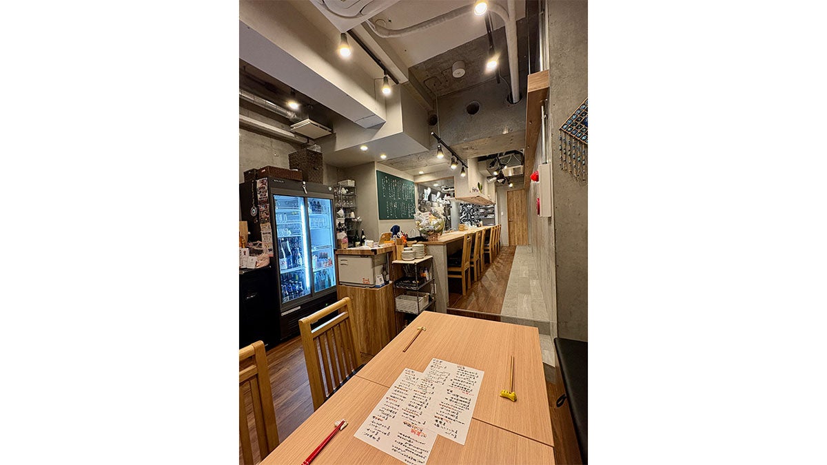 カウンターを中心にした店内