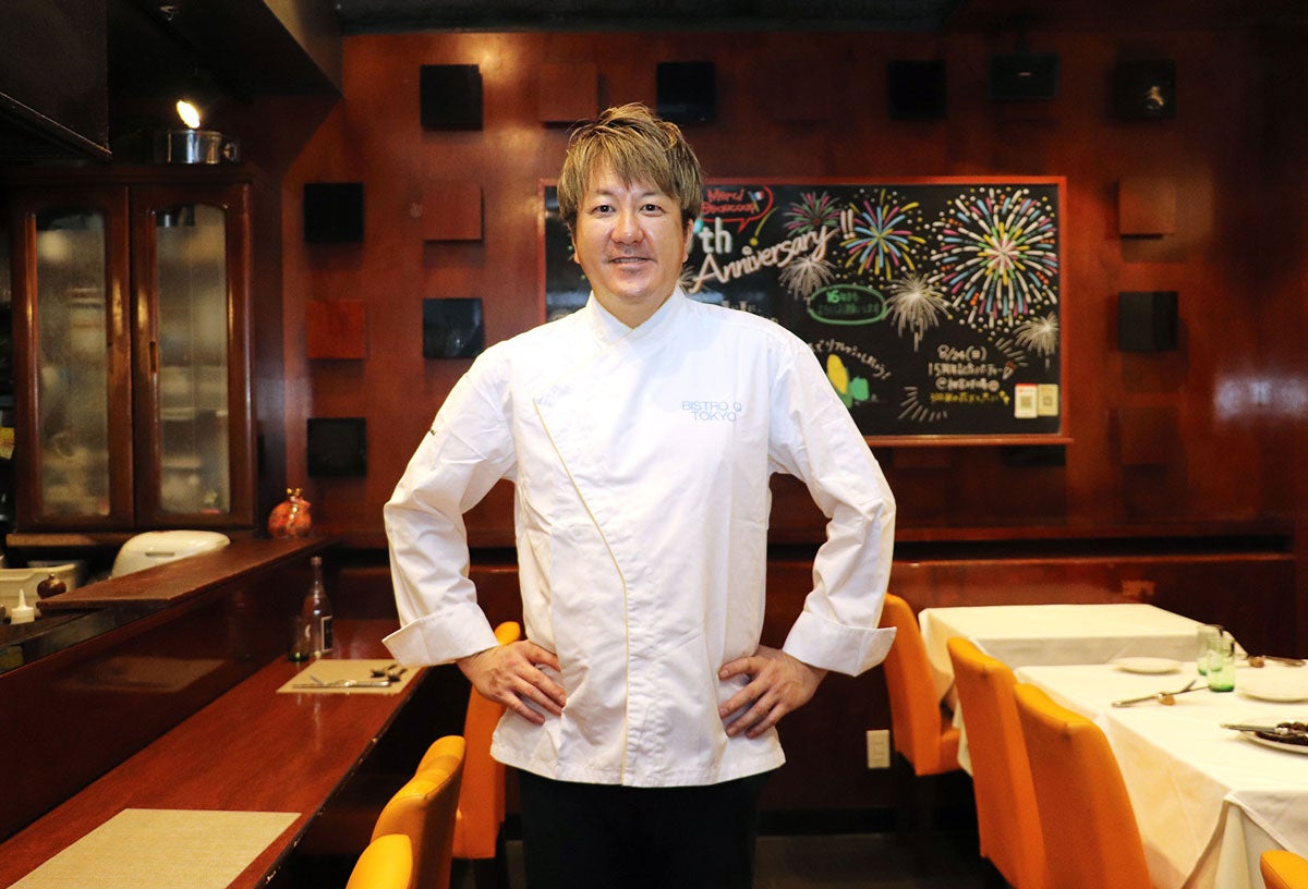 店主の山下九さん。誕生日などにはピアニカを演奏し、客を祝うことも