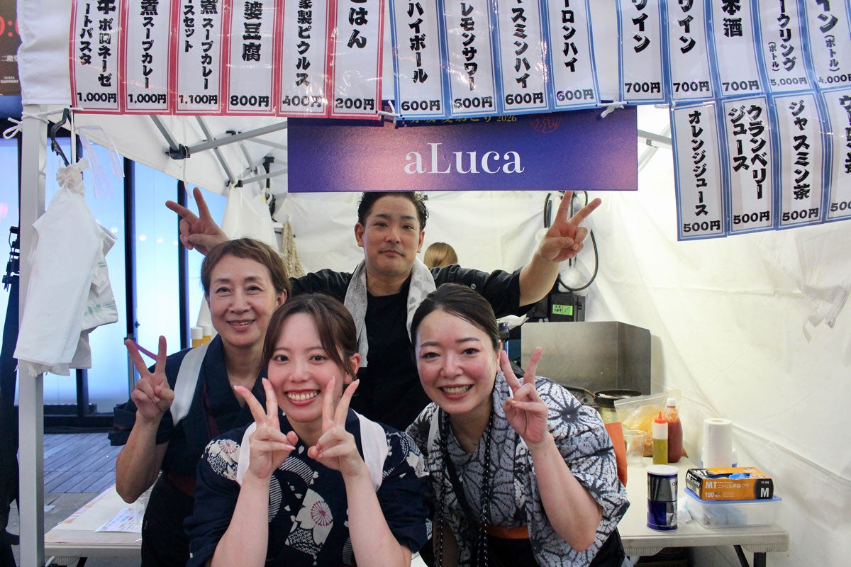 「赤坂夏おどり2026」に出店した「aLuca」。一番奥が福岡巴瑠架さん