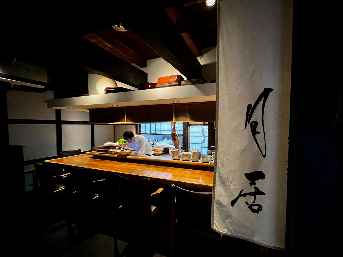 赤坂の路地に店を構える「月居」